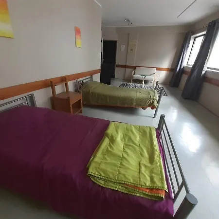 City Drops Hostel Private Yellow Room 2 Single Bed * ポルト