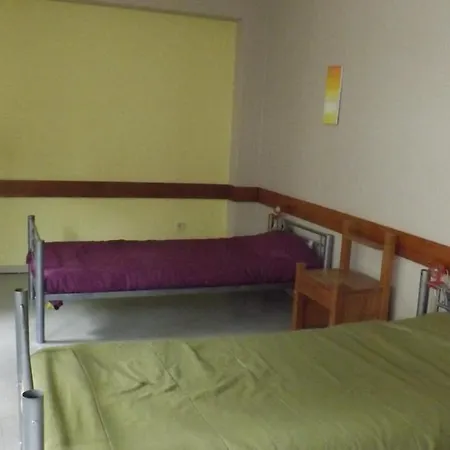 City Drops Hostel Private Yellow Room 2 Single Bed アパートホテル