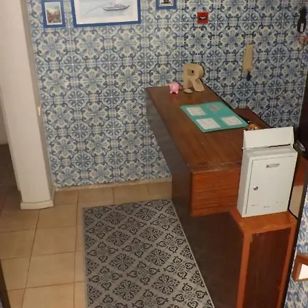 City Drops Hostel Private Yellow Room 2 Single Bed ポルト