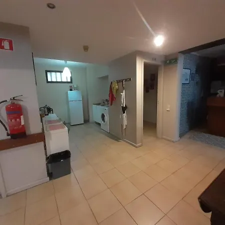 City Drops Hostel Private Yellow Room 2 Single Bed