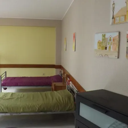 City Drops Hostel Private Yellow Room 2 Single Bed شقة فندقية *