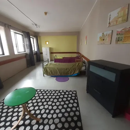 City Drops Hostel Private Yellow Room 2 Single Bed