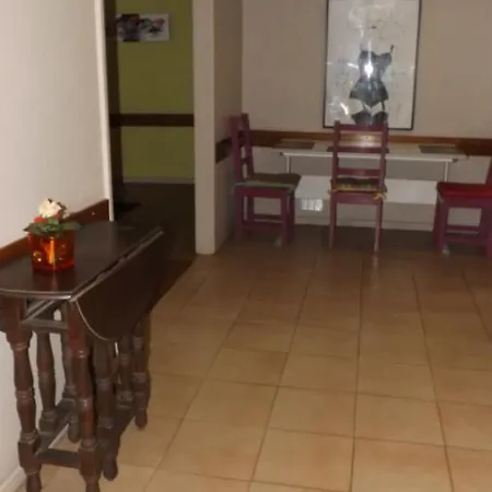 City Drops Hostel Private Yellow Room 2 Single Bed بورتو