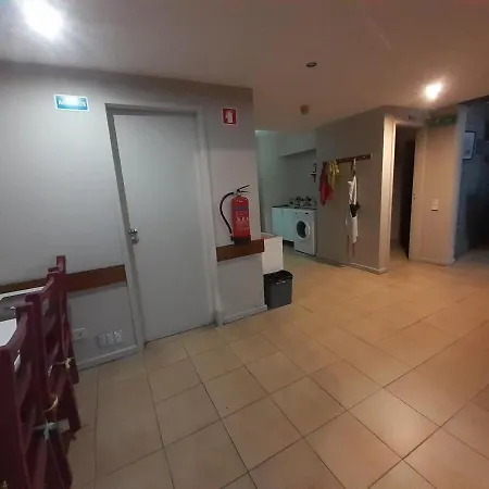 City Drops Hostel Private Yellow Room 2 Single Bed