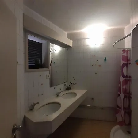 City Drops Hostel Private Yellow Room 2 Single Bed