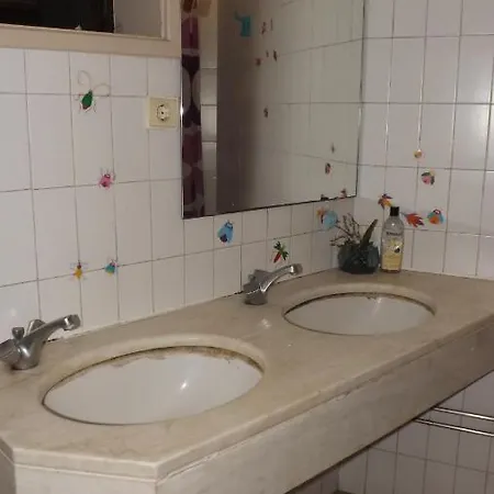 City Drops Hostel Private Yellow Room 2 Single Bed * بورتو