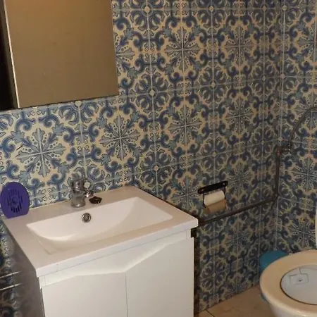 City Drops Hostel Private Yellow Room 2 Single Bed Aparthotel *