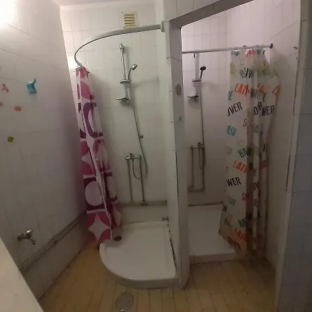 City Drops Hostel Private Yellow Room 2 Single Bed